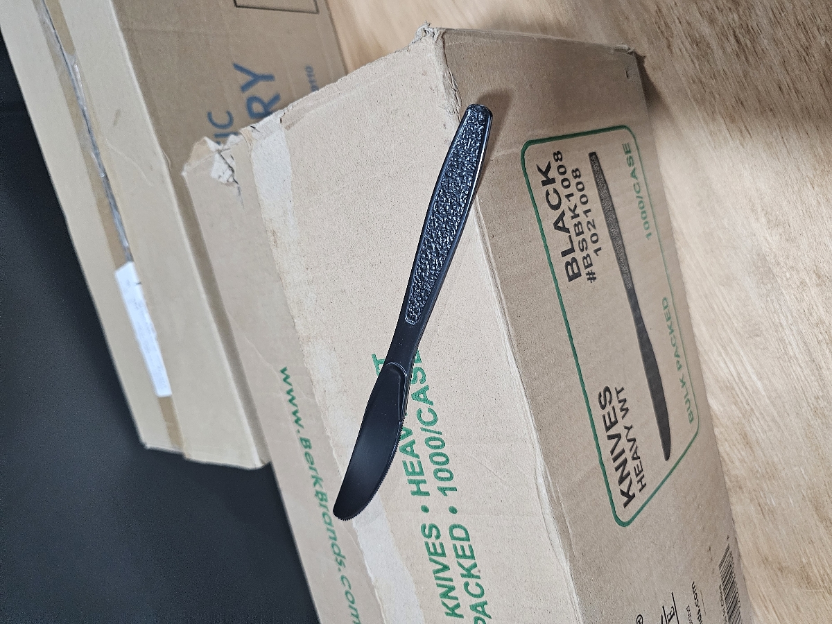 Plastic Knives - Image 1