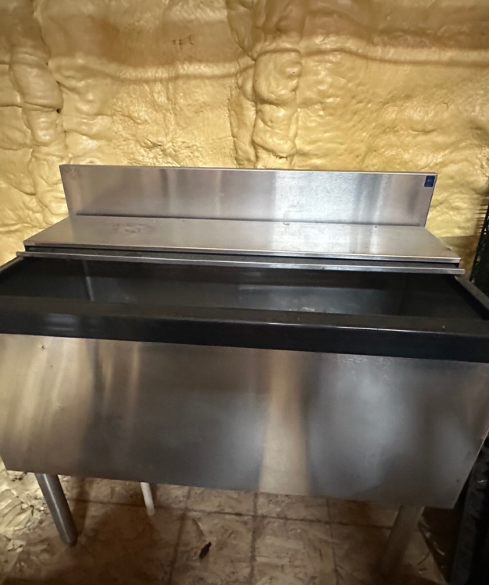 Large Ice Bin
Never Used - Image 1