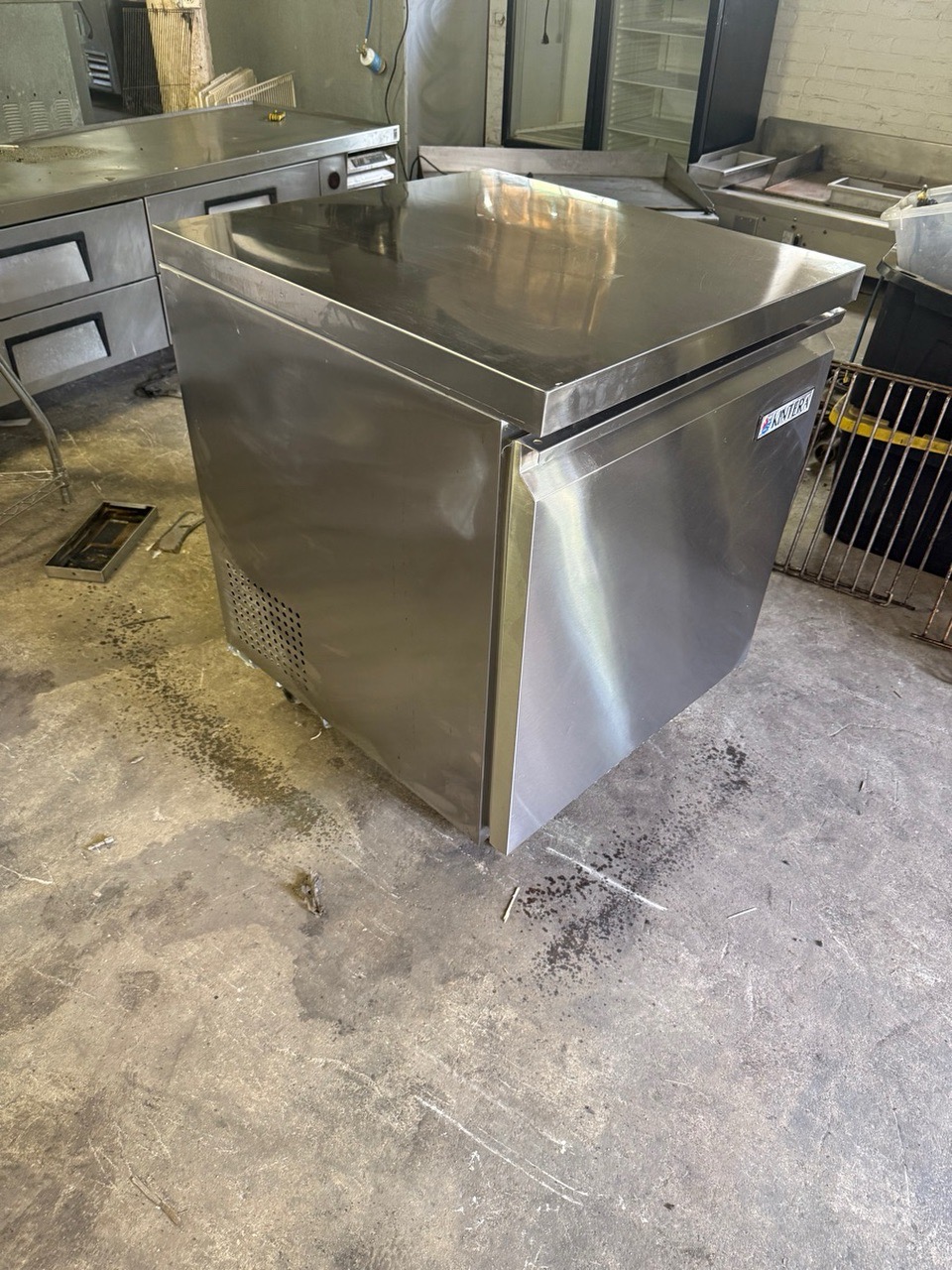 KINTERA 27” UNDERCOUNTER REFRIGRATOR COOLER USED KUC27R - Image 1