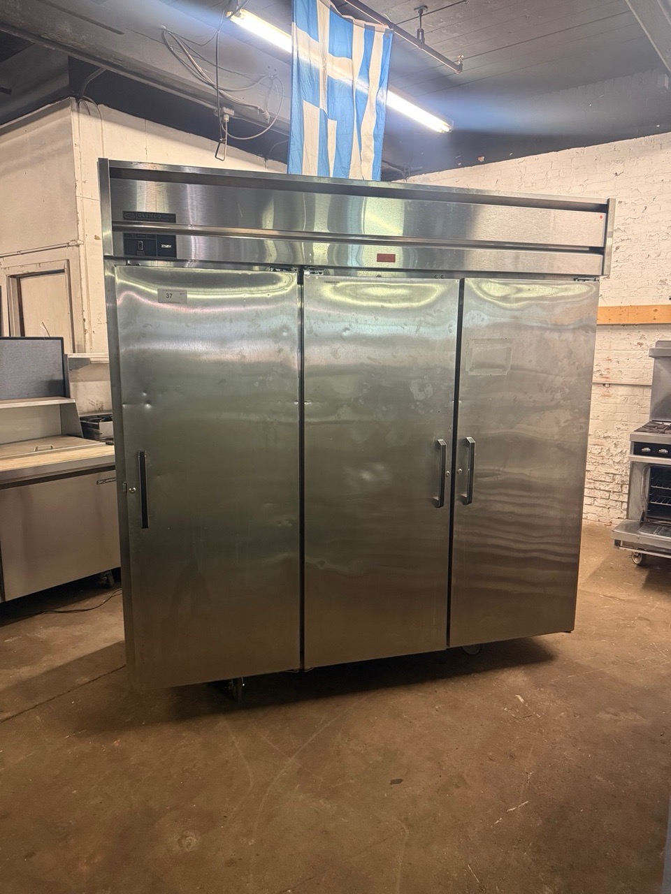 COMMERCIAL 3 DOOR REFRIGERATOR 72” USED - Image 4