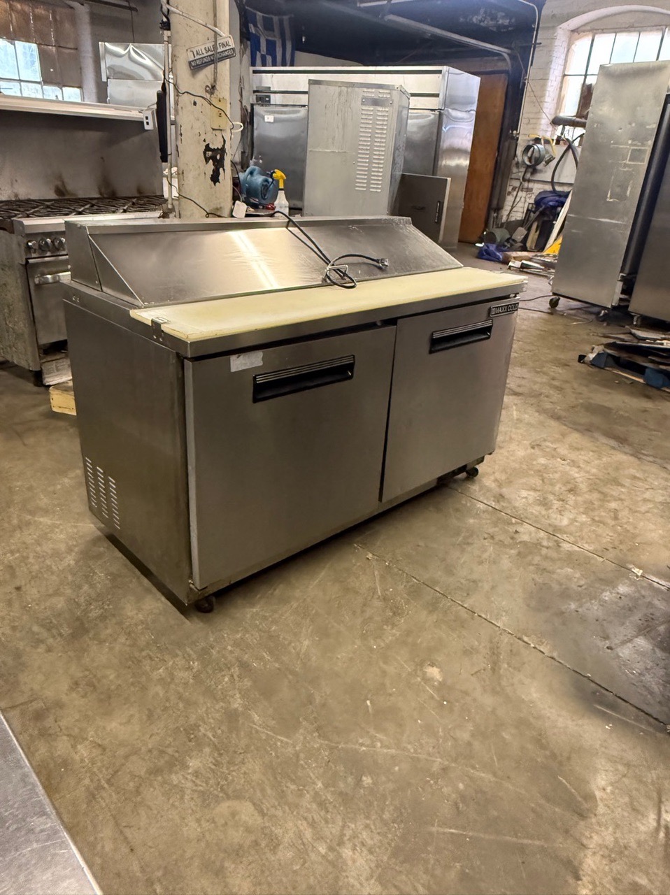 MAXX COLD MXCR60SHC 60” SANDWICH PREP TABLE COOLER USED - Image 3