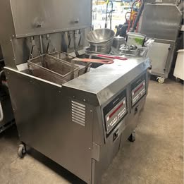 Henny Penny OGA322.05 Multiple Battery LP Gas Fryer w/ (2) 65 lbs Frypots, Built-In Filter - Image 2