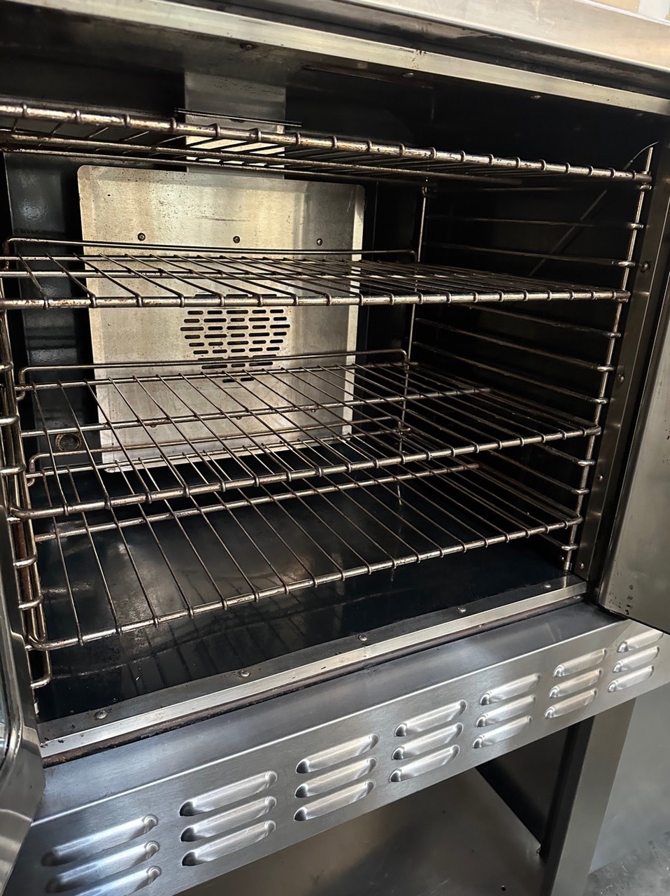 Commercial Range Company
Single deck gas convection oven with base. - Image 4