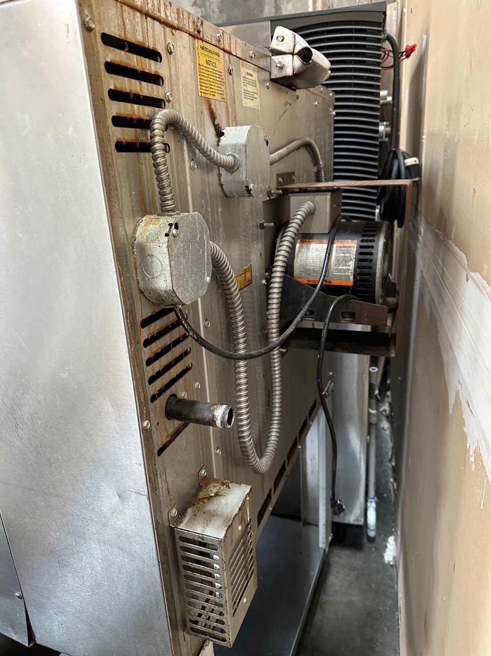 Commercial Range Company
Single deck gas convection oven with base. - Image 6