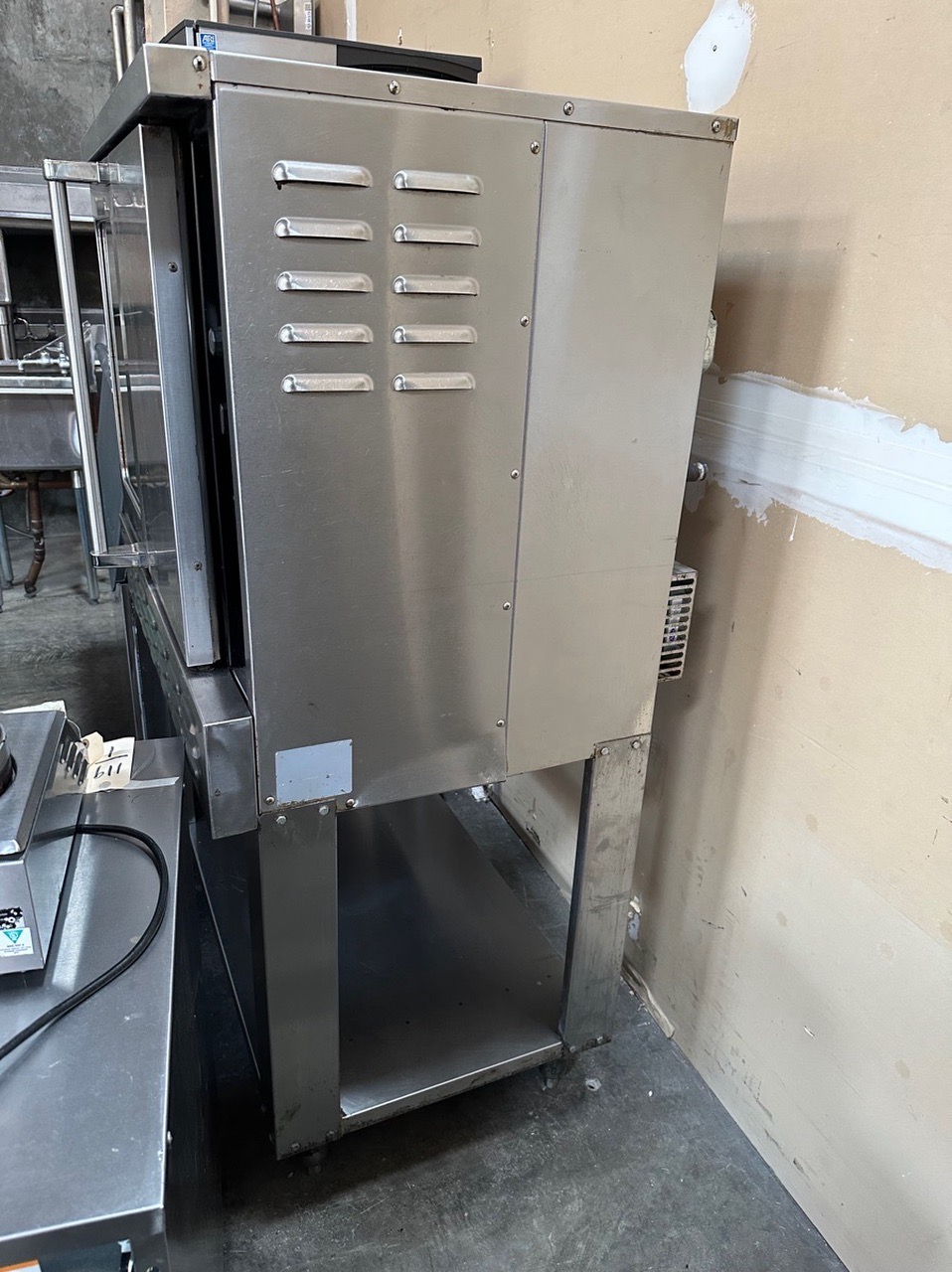Commercial Range Company
Single deck gas convection oven with base. - Image 5