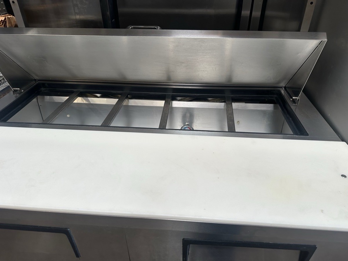 True TSSU-48-12-HC 48" TSSU Series Sandwich/Salad Prep Table w/ Refrigerated Base - Image 4