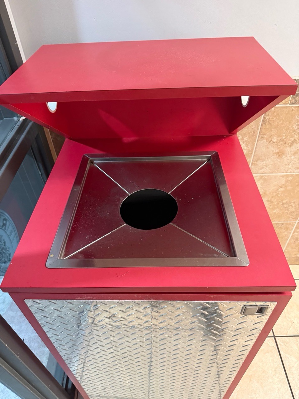 Commercial Trash bin - Image 2
