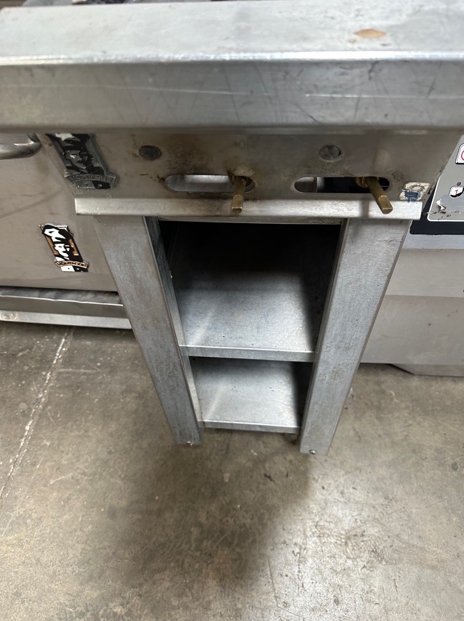Montague Company 18-5A 18" Gas Heavy Duty Range w/ (2) Open Burners, Open Cabinet Base, 60.000 BTU - Image 3