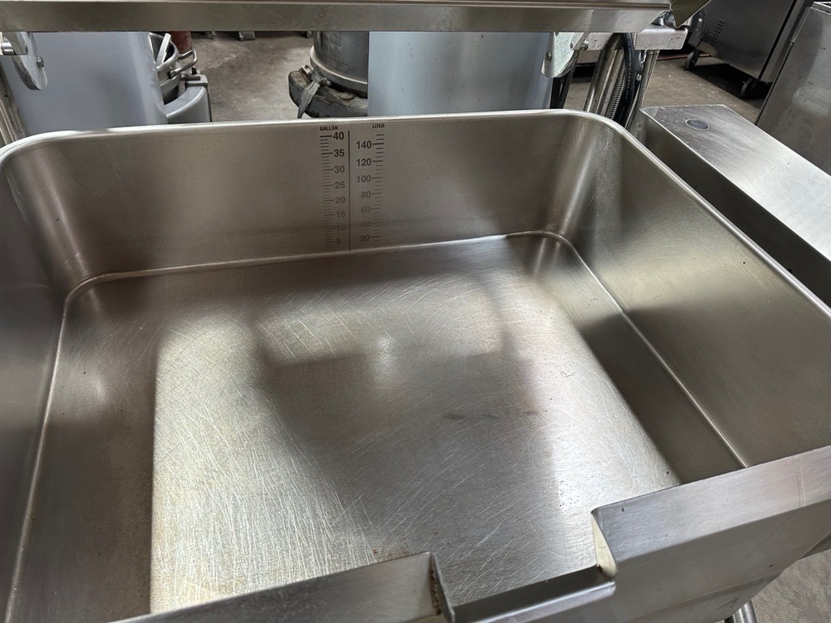 Groen BPM-40EC 208/3 Stainless Steel 40-Gallon Tilting Electric Braising Pan - 208V, 3 Phase, 15.3 kW - Image 4