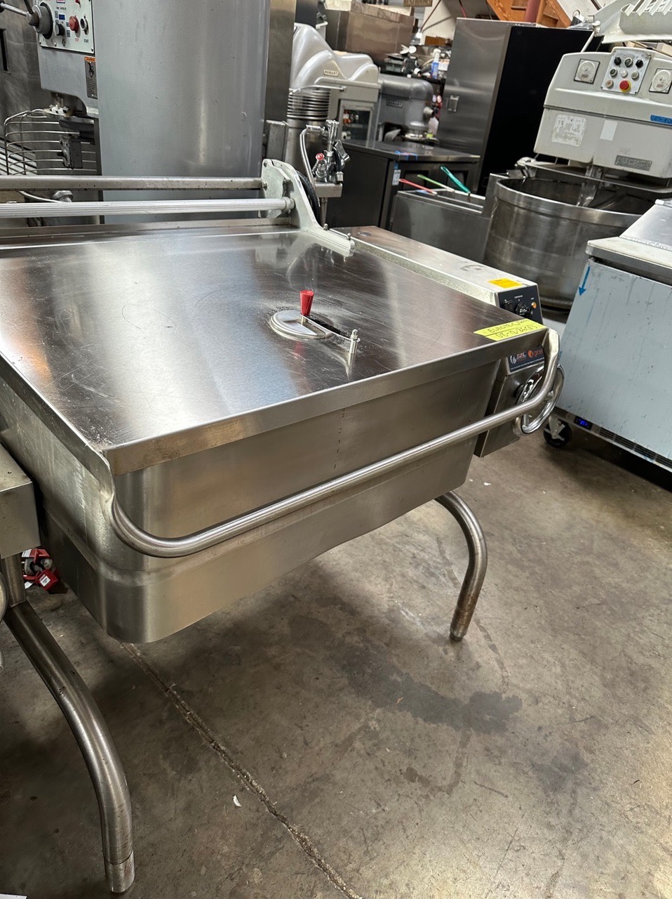 Groen BPM-40EC 208/3 Stainless Steel 40-Gallon Tilting Electric Braising Pan - 208V, 3 Phase, 15.3 kW - Image 3