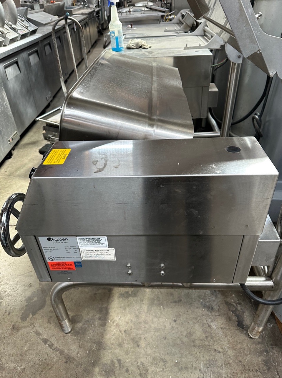 Groen BPM-40EC 208/3 Stainless Steel 40-Gallon Tilting Electric Braising Pan - 208V, 3 Phase, 15.3 kW - Image 6