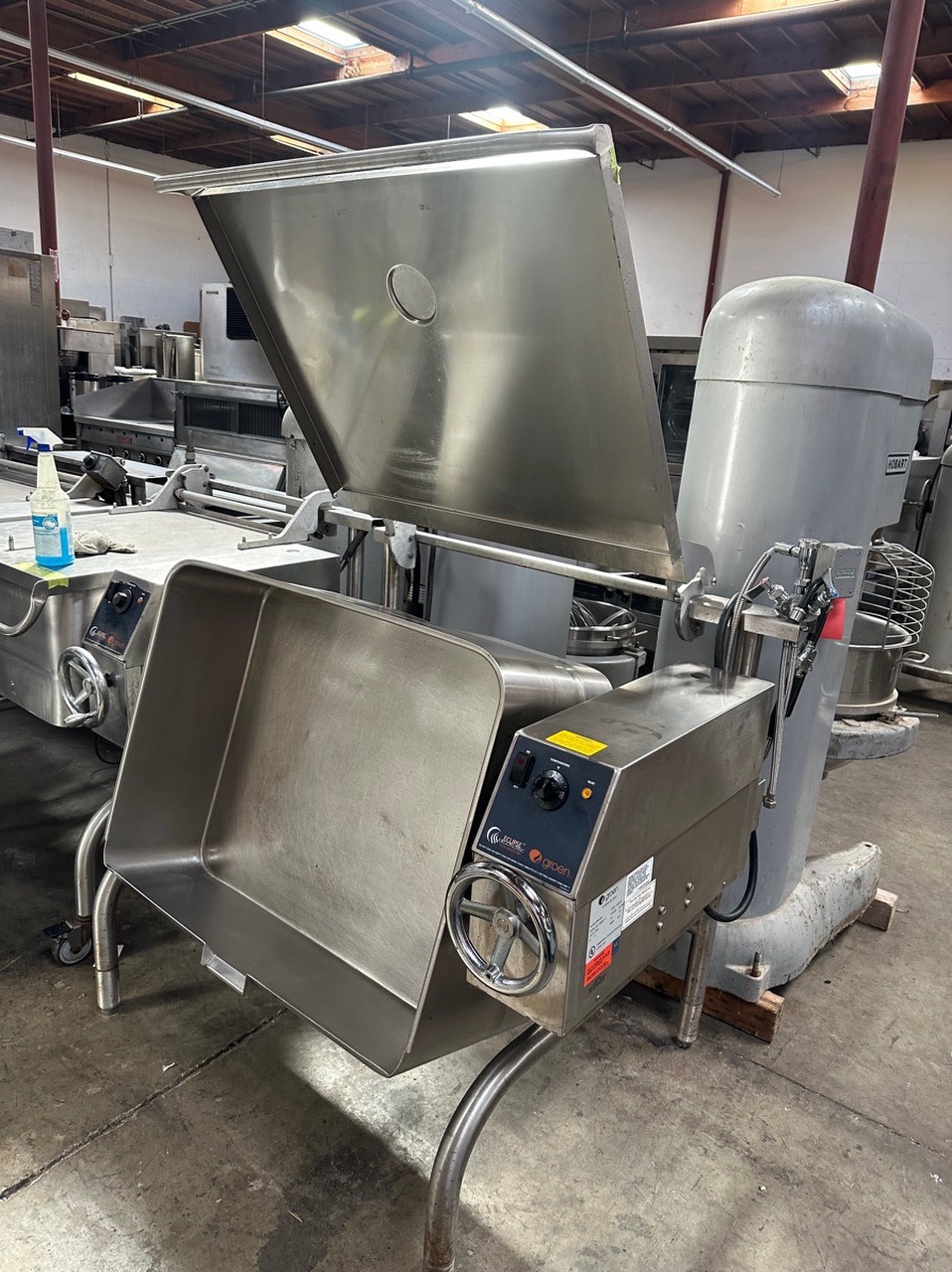 Groen BPM-40EC 208/3 Stainless Steel 40-Gallon Tilting Electric Braising Pan - 208V, 3 Phase, 15.3 kW - Image 5