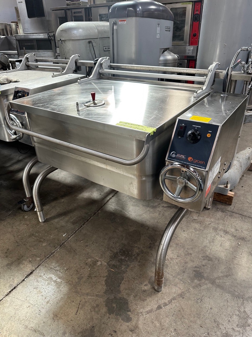 Groen BPM-40EC 208/3 Stainless Steel 40-Gallon Tilting Electric Braising Pan - 208V, 3 Phase, 15.3 kW - Image 2