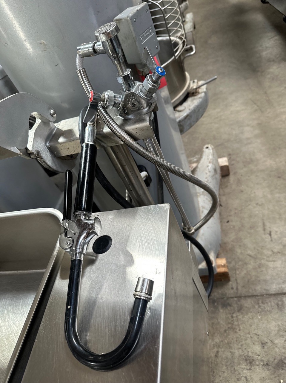 Groen BPM-40EC 208/3 Stainless Steel 40-Gallon Tilting Electric Braising Pan - 208V, 3 Phase, 15.3 kW - Image 10