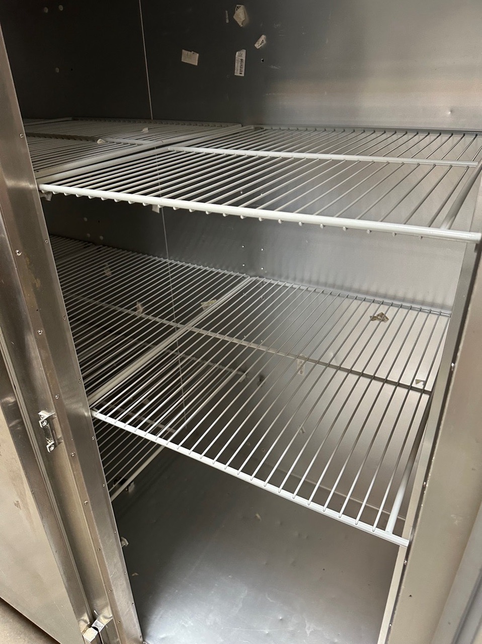 Traulsen G31313 76 Inch Three-section Freezer Reach-in Self-contained (115 volt) - Image 6