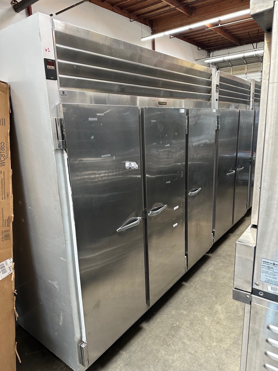 Traulsen G31313 76 Inch Three-section Freezer Reach-in Self-contained (115 volt) - Image 2