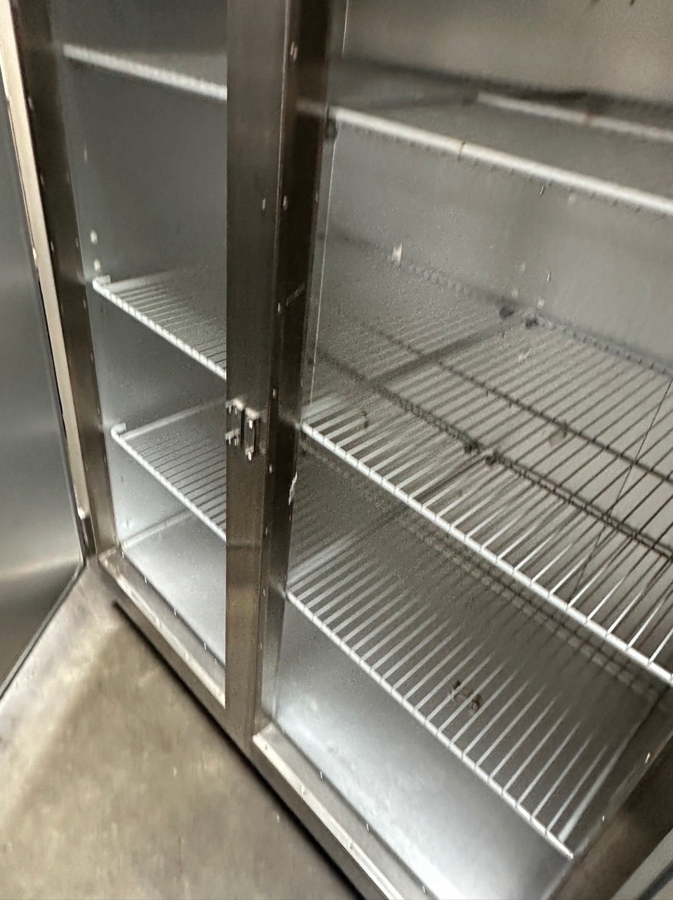 Traulsen G31313 76 Inch Three-section Freezer Reach-in Self-contained (115 volt) - Image 4