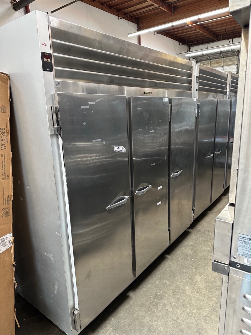 Traulsen G31313 76 Inch Three-section Freezer Reach-in Self-contained (115 volt) - Image 3