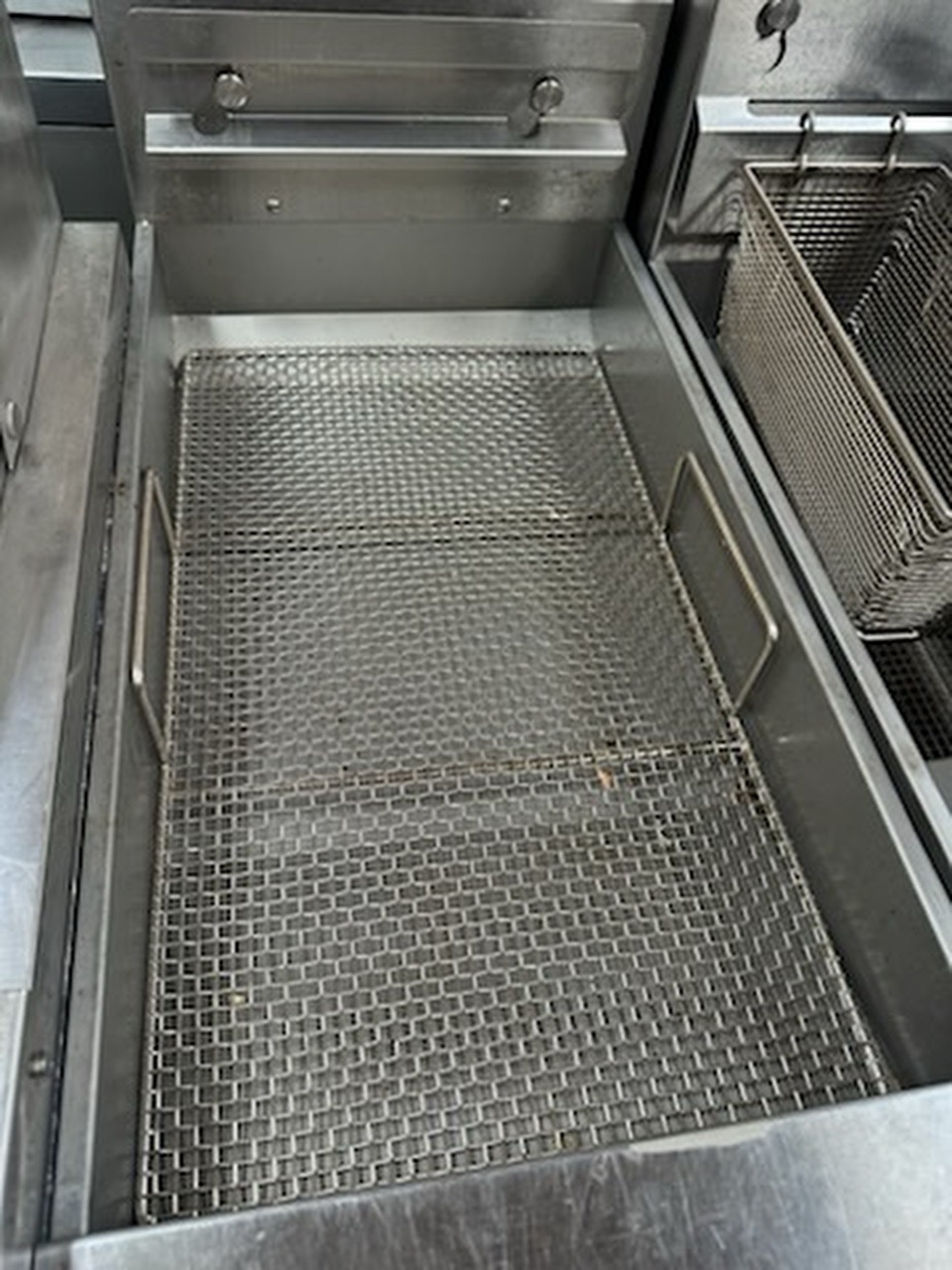 Pitco SSH55R Gas Fryer - 50 lb Vat, Floor Model, Natural Gas with dump station included combo. - Image 6