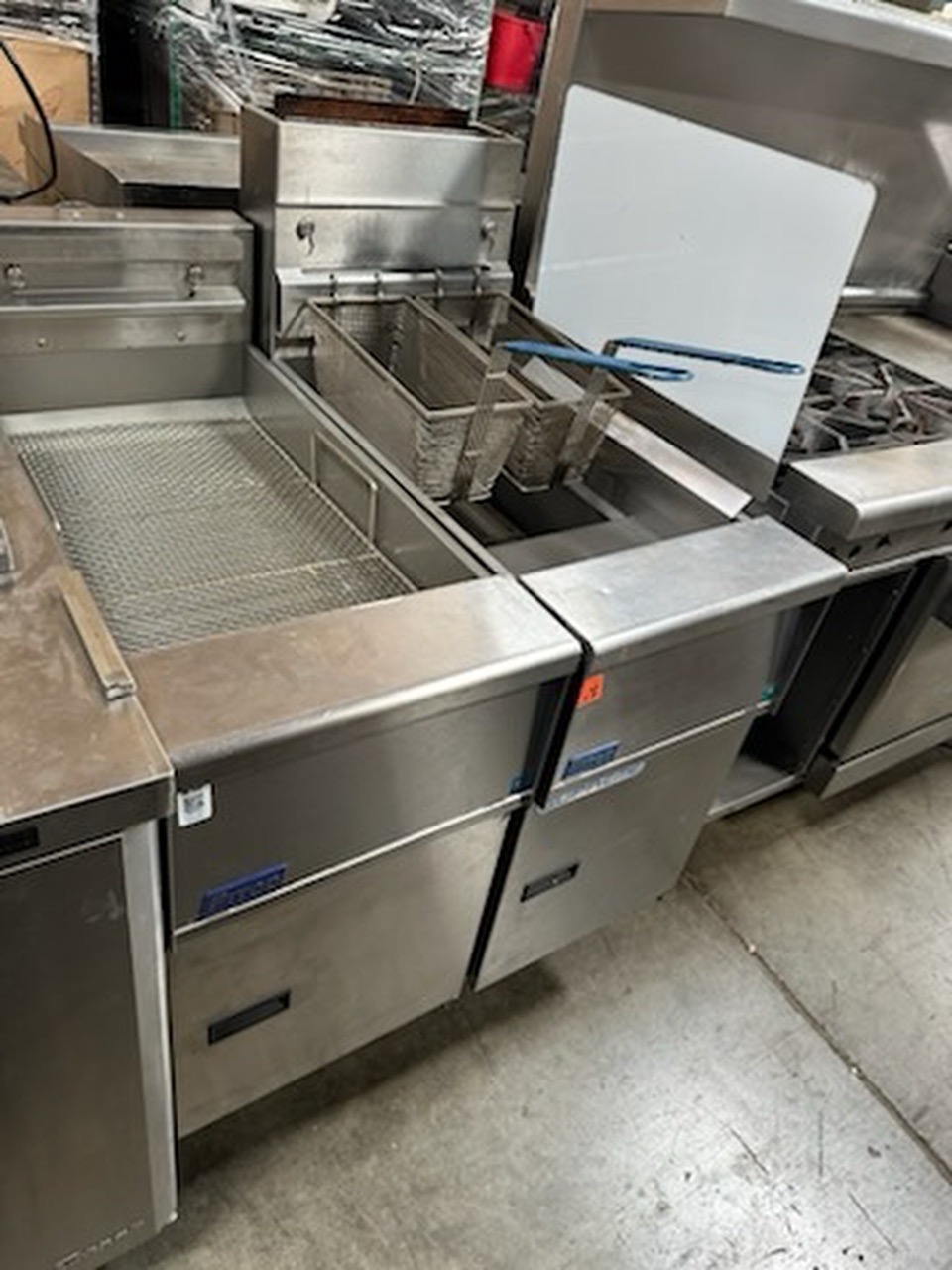 Pitco SSH55R Gas Fryer - 50 lb Vat, Floor Model, Natural Gas with dump station included combo. - Image 3