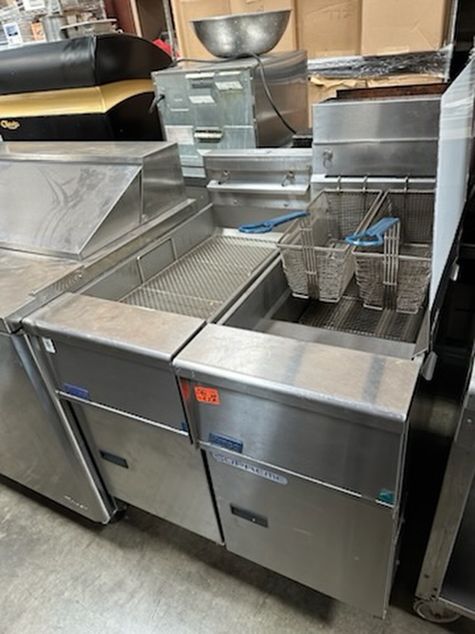 Pitco SSH55R Gas Fryer - 50 lb Vat, Floor Model, Natural Gas with dump station included combo. - Image 2