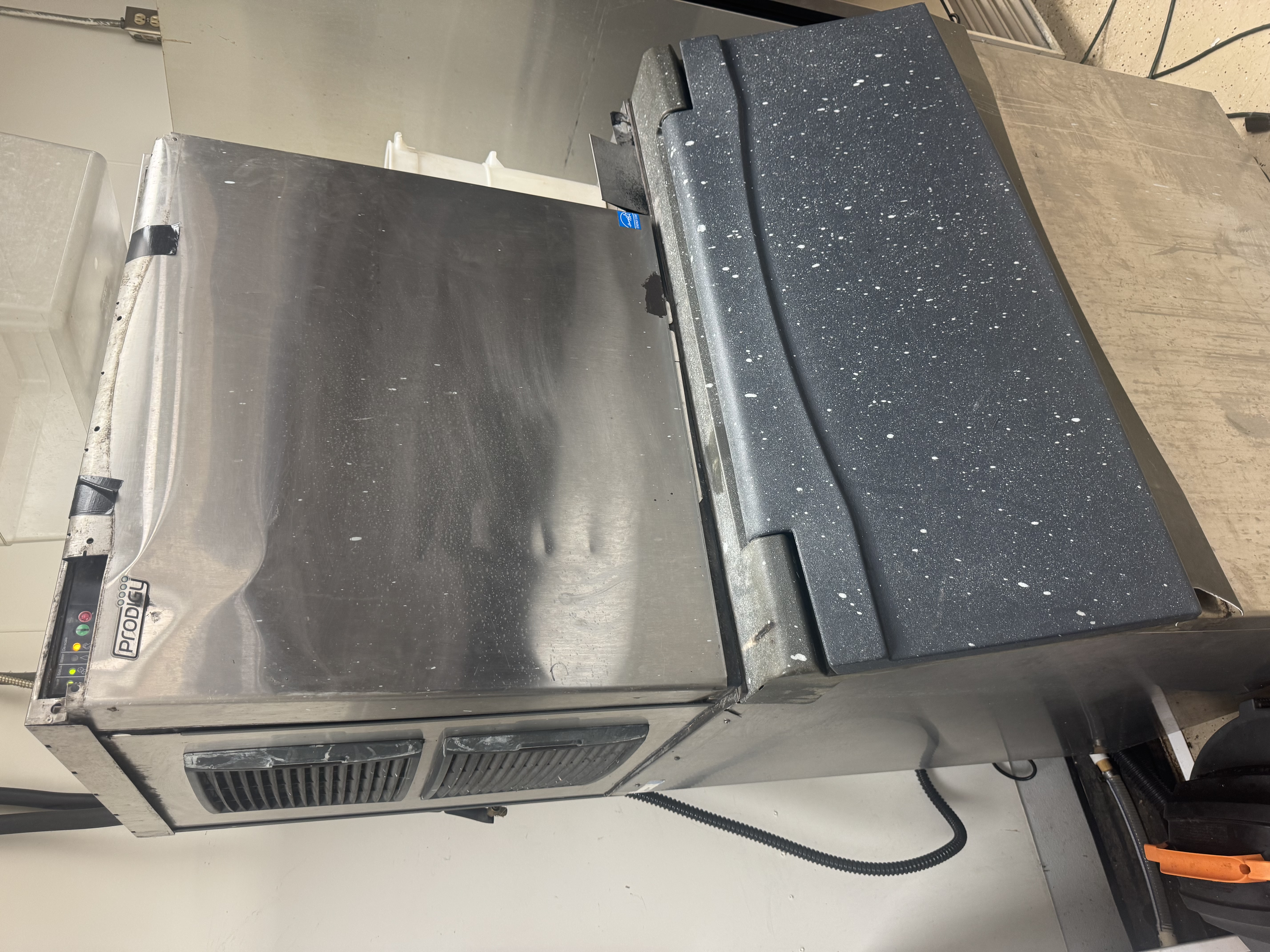 Ice machine - Image 1