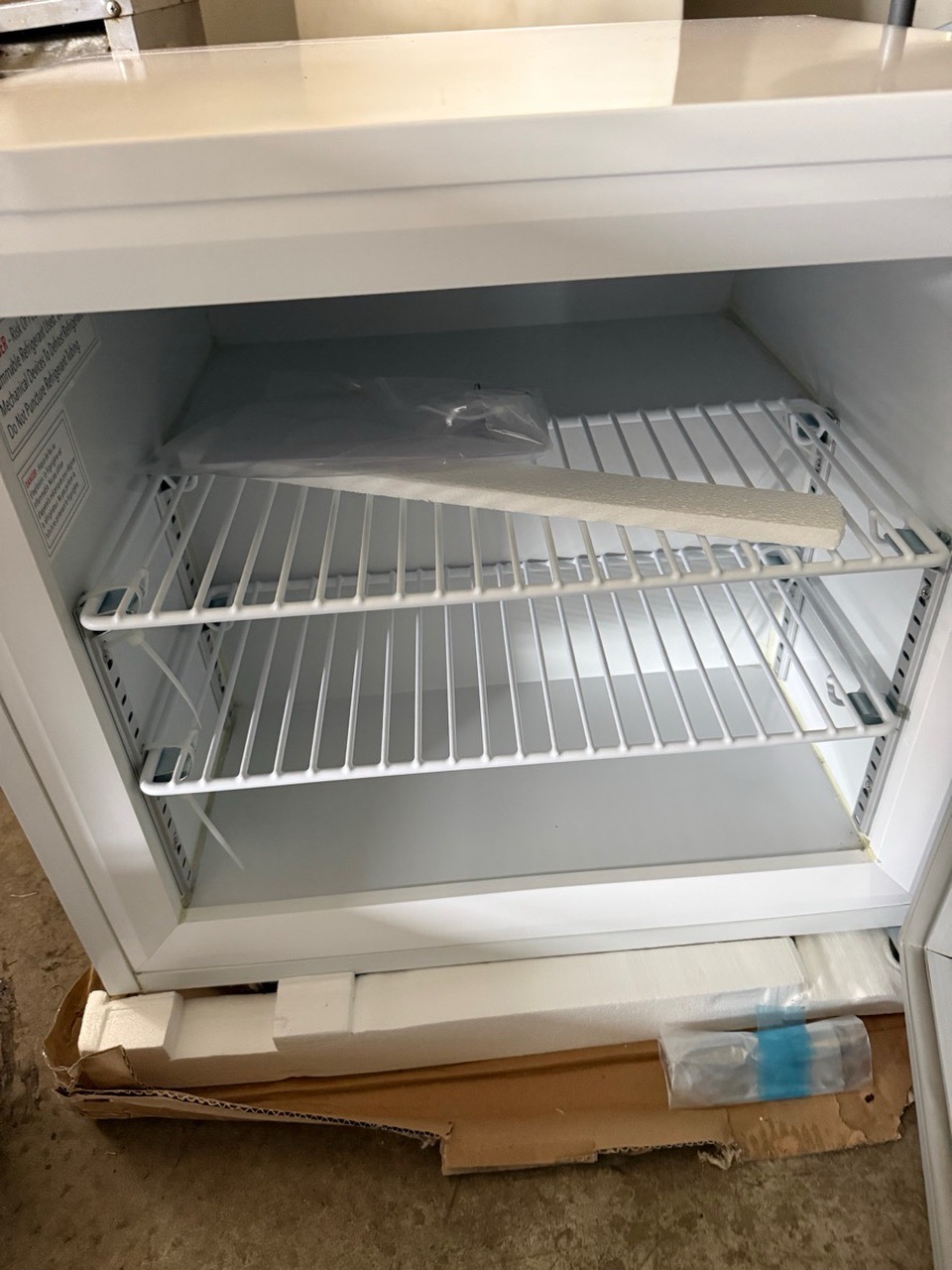 White countertop
Display freezer
Brand New - Image 2