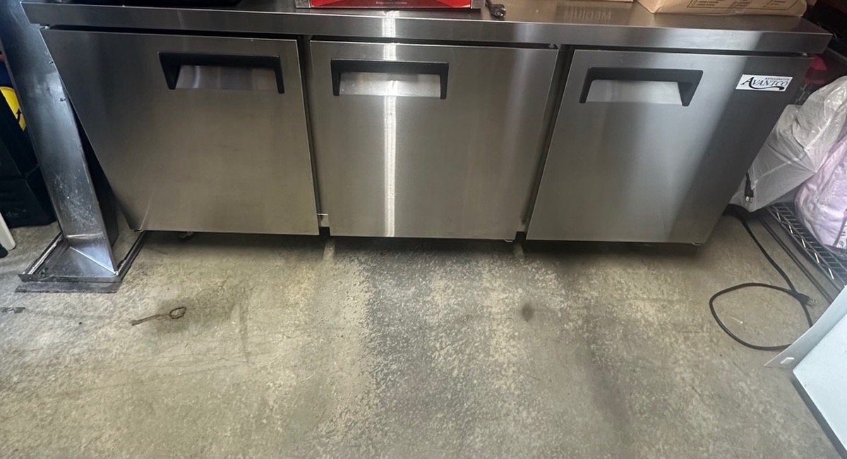 Avantco 3 doors fridge - Image 1