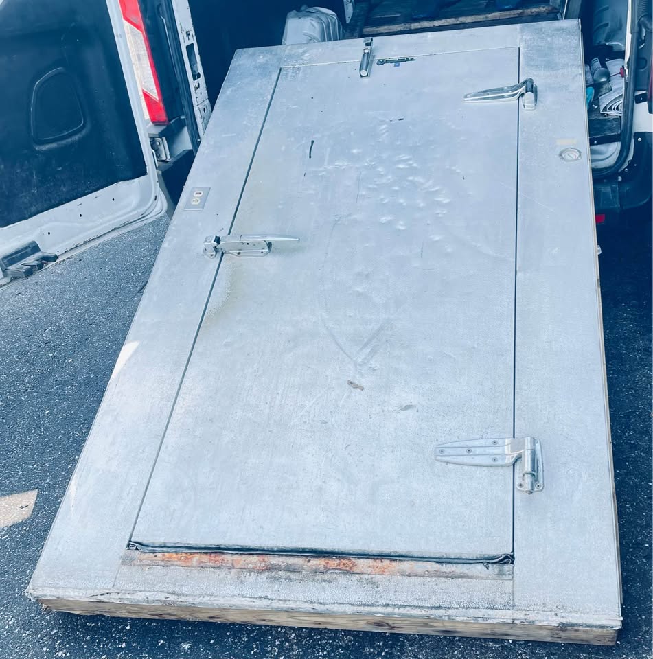 Walking freezer 8’x8’ commercial restaurant bar equipment - Image 2
