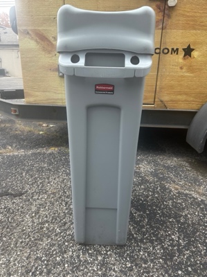 Trash Can w/Top